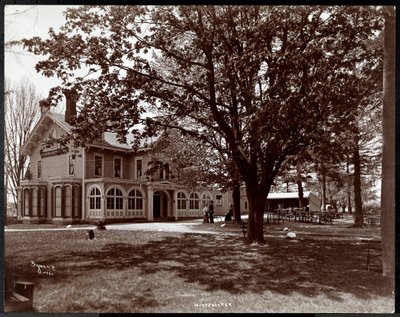 Uitzicht door de bomen van de Woodmansten Inn, Westchester, New York, 1901 door Byron Company